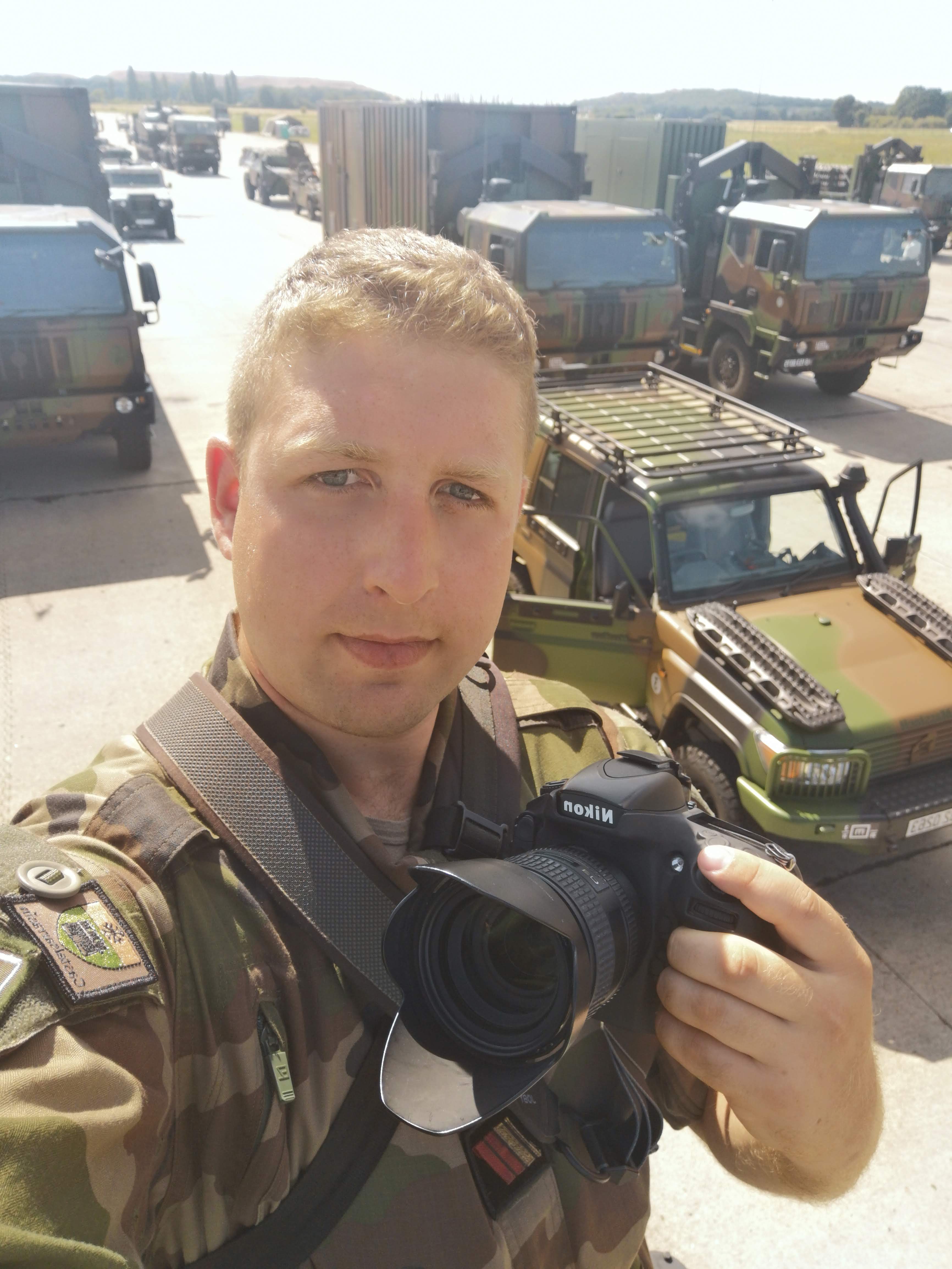 Auto-portrait de Julien Bultez en militaire avec son appareil photo a la main