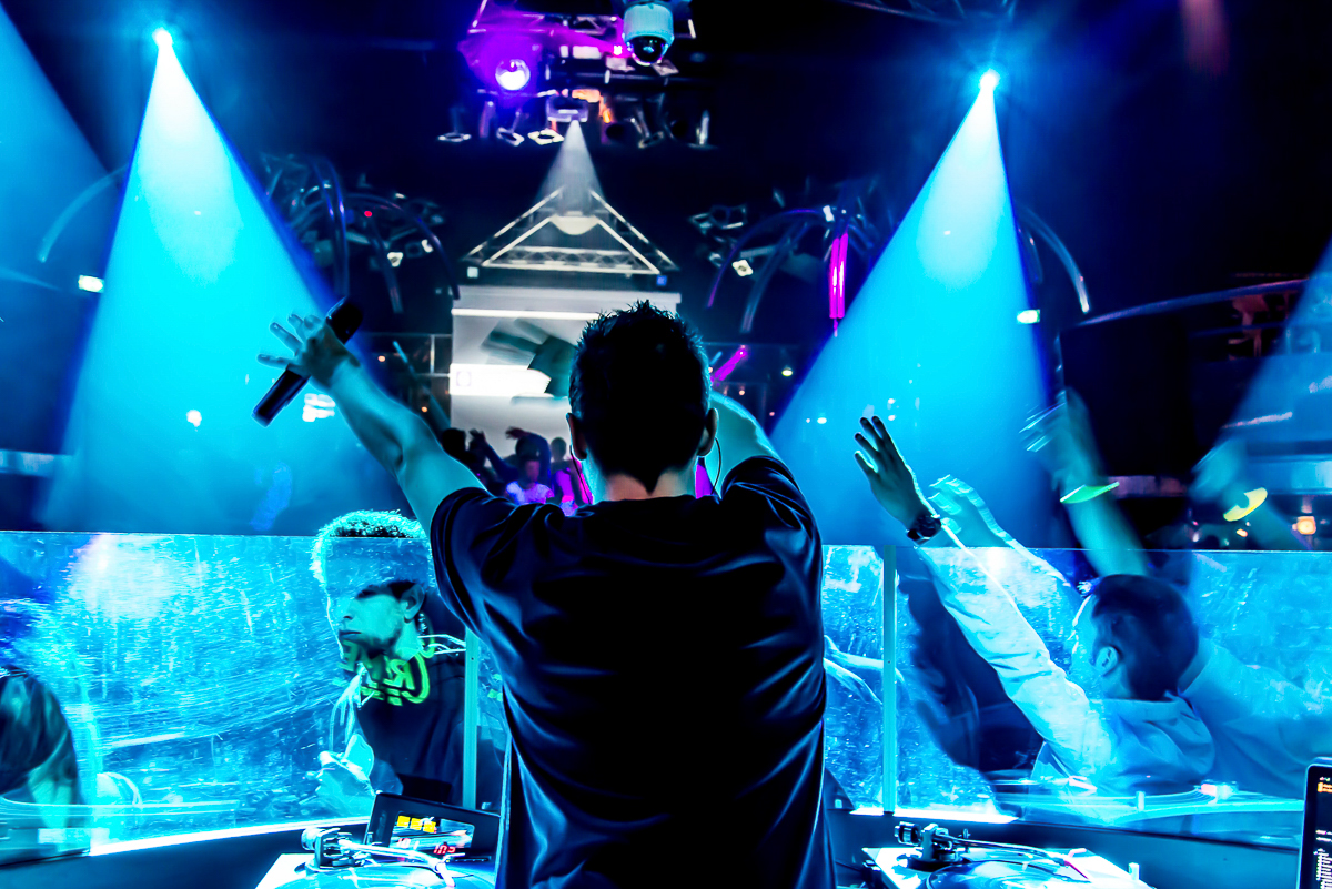 Envoie le son DJ ! Il peut s'agir de soirées étudiantes (Gala, soirées / weekend intégration / remises de diplômes..), de soirées de fin d'année ou meeting professionnels, de photos auprès du Père Noël, de concerts…bref quelque soit votre crédo, je m'adapte à vos envies et vous propose une qualité professionnelle inégalée.
-------------------------------------------------------------
Julien Bultez Production, votre photographe, à Castelsarrasin dans le Tarn-et-Garonne (82).
Tarifs et informations :
🌐 www.evenementiel.JulienBultez.com
📞 07 49 69 71 66
📨 Contact@JulienBultez.com Copyright : Julien Bultez Prod.