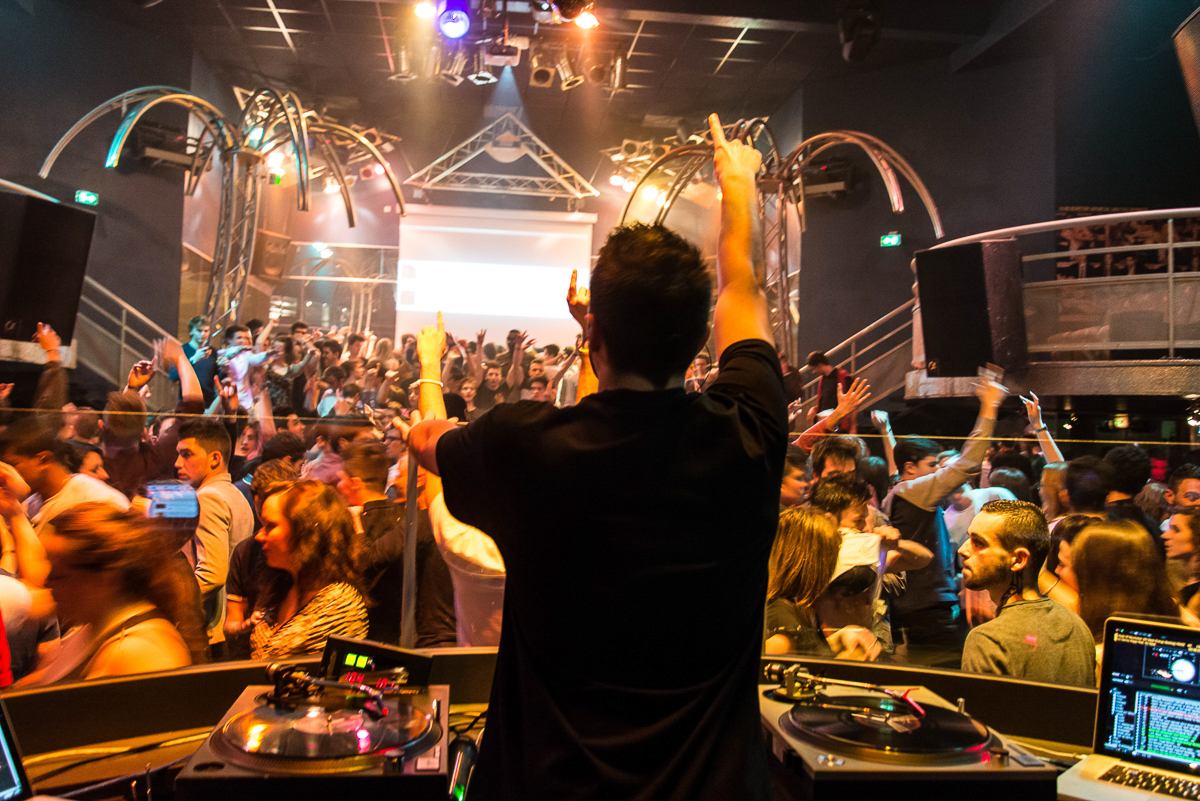 Envoie le son DJ ! Il peut s'agir de soirées étudiantes (Gala, soirées / weekend intégration / remises de diplômes..), de soirées de fin d'année ou meeting professionnels, de photos auprès du Père Noël, de concerts…bref quelque soit votre crédo, je m'adapte à vos envies et vous propose une qualité professionnelle inégalée.
-------------------------------------------------------------
Julien Bultez Production, votre photographe, à Castelsarrasin dans le Tarn-et-Garonne (82).
Tarifs et informations :
🌐 www.evenementiel.JulienBultez.com
📞 07 49 69 71 66
📨 Contact@JulienBultez.com Copyright : Julien Bultez Prod.