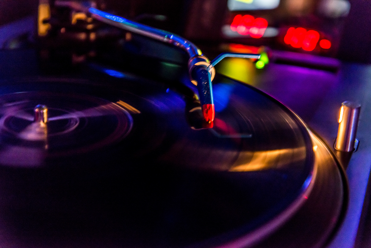 Platine vinyle Il peut s'agir de soirées étudiantes (Gala, soirées / weekend intégration / remises de diplômes..), de soirées de fin d'année ou meeting professionnels, de photos auprès du Père Noël, de concerts…bref quelque soit votre crédo, je m'adapte à vos envies et vous propose une qualité professionnelle inégalée.
-------------------------------------------------------------
Julien Bultez Production, votre photographe, à Castelsarrasin dans le Tarn-et-Garonne (82).
Tarifs et informations :
🌐 www.evenementiel.JulienBultez.com
📞 07 49 69 71 66
📨 Contact@JulienBultez.com Copyright : Julien Bultez Prod.