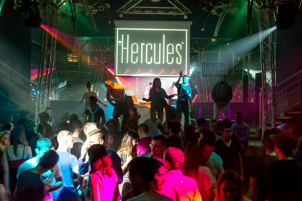 Ça bouge ! Il peut s'agir de soirées étudiantes (Gala, soirées / weekend intégration / remises de diplômes..), de soirées de fin d'année ou meeting professionnels, de photos auprès du Père Noël, de concerts…bref quelque soit votre crédo, je m'adapte à vos envies et vous propose une qualité professionnelle inégalée.
-------------------------------------------------------------
Julien Bultez Production, votre photographe, à Castelsarrasin dans le Tarn-et-Garonne (82).
Tarifs et informations :
🌐 www.evenementiel.JulienBultez.com
📞 07 49 69 71 66
📨 Contact@JulienBultez.com Copyright : Julien Bultez Prod.