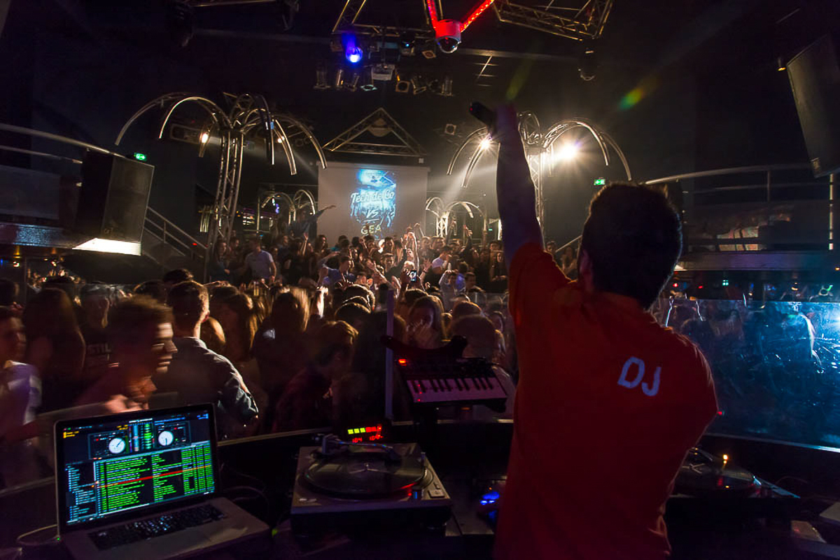 Envoie le son DJ ! Il peut s'agir de soirées étudiantes (Gala, soirées / weekend intégration / remises de diplômes..), de soirées de fin d'année ou meeting professionnels, de photos auprès du Père Noël, de concerts…bref quelque soit votre crédo, je m'adapte à vos envies et vous propose une qualité professionnelle inégalée.
-------------------------------------------------------------
Julien Bultez Production, votre photographe, à Castelsarrasin dans le Tarn-et-Garonne (82).
Tarifs et informations :
🌐 www.evenementiel.JulienBultez.com
📞 07 49 69 71 66
📨 Contact@JulienBultez.com Copyright : Julien Bultez Prod.