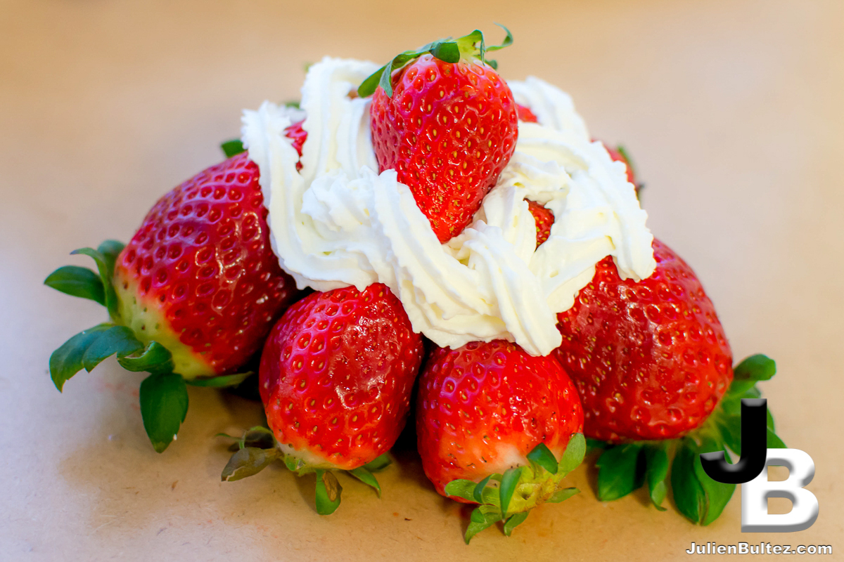 Fraise et chantilly Fraise bio et une chantilly faite maison
-------------------------------------------------------------
Besoins de photos professionnelles pour votre site ?
Je suis disponible pour réaliser les photos de vos produit !
Julien Bultez Production, votre photographe corporate, à Castelsarrasin dans le Tarn-et-Garonne (82).
Tarifs et informations :
🌐 www.JulienBultez.com
📞 07 49 69 71 66
📨 Contact@JulienBultez.com Copyright : Julien Bultez Prod.