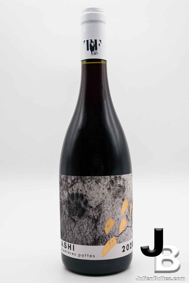 ASHI, premières pattes ASHI, Vin rouge année 2020.
-------------------------------------------------------------
Besoins de photos professionnelles pour votre site ?
Je suis disponible pour réaliser les photos de vos produit !
Julien Bultez Production, votre photographe corporate, à Castelsarrasin dans le Tarn-et-Garonne (82).
Tarifs et informations :
🌐 www.packshot.JulienBultez.com
📞 07 49 69 71 66
📨 Contact@JulienBultez.com Copyright : Julien Bultez Prod.