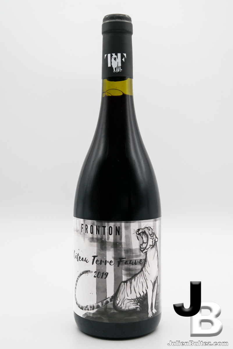 FRONTON, Château Terre Fauve FRONTON, Château Terre Fauve, Vin rouge année 2019.
-------------------------------------------------------------
Besoins de photos professionnelles pour votre site ?
Je suis disponible pour réaliser les photos de vos produit !
Julien Bultez Production, votre photographe corporate, à Castelsarrasin dans le Tarn-et-Garonne (82).
Tarifs et informations :
🌐 www.packshot.JulienBultez.com
📞 07 49 69 71 66
📨 Contact@JulienBultez.com Copyright : Julien Bultez Prod.