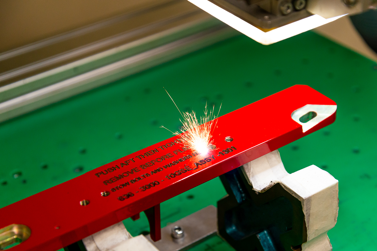 Gravure Laser Réalisation d'une gravure au laser sur une pièce métallique grâce à une machine "V Laser YAG". Copyright : Julien Bultez Prod.