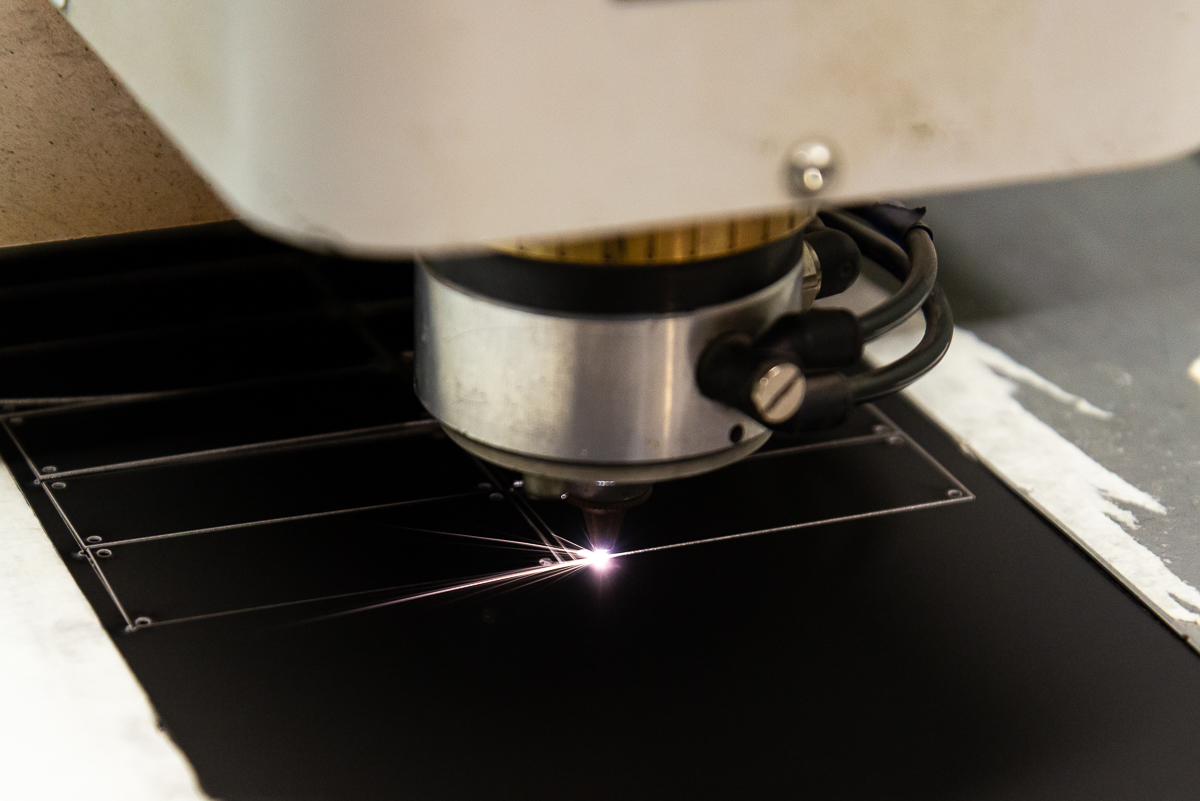 Rréalisation d'une découpe au laser d'une fine plaque d'aluminium. Copyright : Julien Bultez Prod. 