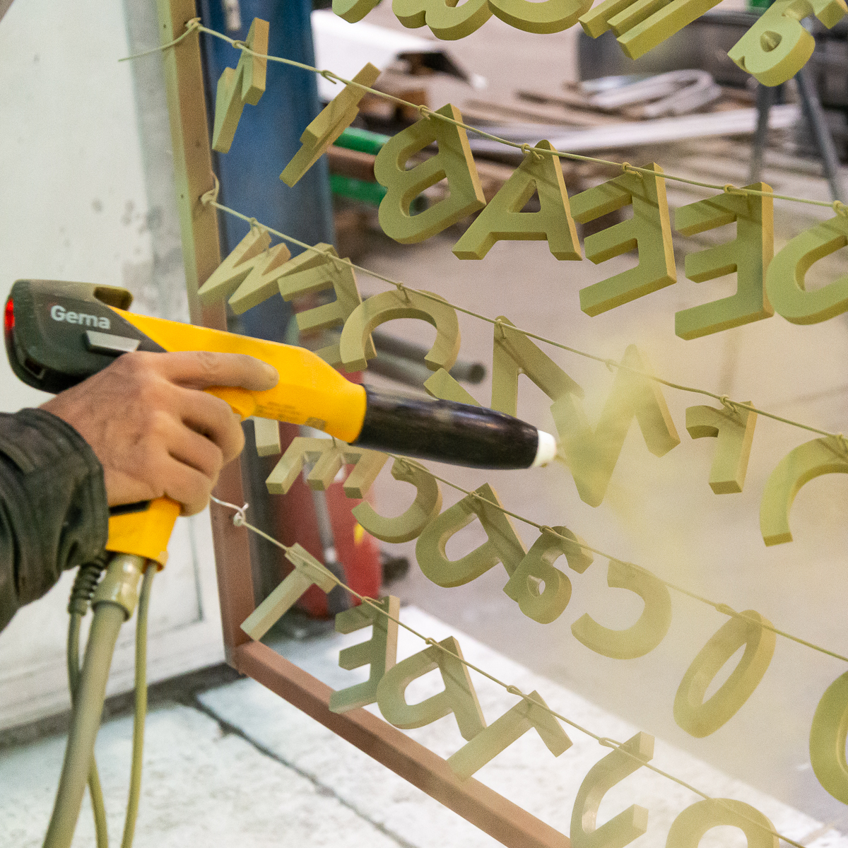 Aucun titre Mise en peinture d'éléments par thermolaquage, aussi appelé projection électrostatique ou encore poudrage électrostatique.
La projection de la peinture se fait au pistolet électrostatique, qui porte une charge positive. La peinture se présente sous la forme d'une poudre froide très fine qui est chargée (positivement) par un champ électrique. La pièce à peindre, conductrice, porte une charge opposée (négative). La poudre, attirée par la force de Coulomb, adhère ainsi provisoirement sur la pièce.
Puis la pièce est passée au four, ce qui permet la fusion et la polymérisation de la poudre thermodurcissable. Copyright : Julien Bultez Prod.